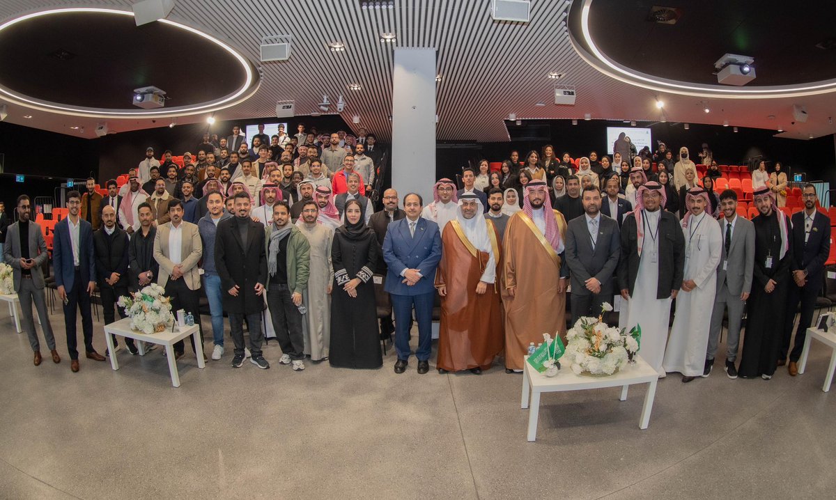 FahadAlJalajel's tweet photo. خلال زيارتي الرسمية إلى أستراليا 🇸🇦، سعدت بلقاء نخبة من أبنائنا الدارسين في مختلف الجامعات الأسترالية، وذلك في رحاب جامعة موناش في مدينة ملبورن.

فخور بهم كسفراء للوطن، ومتطلع لدورهم في دعم مسيرة التحول الوطني وتحقيق مستهدفات #رؤية_السعودية_2030، مثمنًا ما يكتسبونه من معارف وخبرات تدعم تبني أفضل الممارسات العالمية، نحو مستقبل مزدهر وقطاع صحي رائد عالميًا.

During my official visit to Australia 🇸🇦, I was delighted to meet our students from various Australian universities, gathered at Monash University in Melbourne.

Proud of them as ambassadors of our nation. I look forward to their role in supporting our national transformation and achieving #SaudiVision2030 goals. I value the knowledge and expertise they're acquiring, which will help us adopt global best practices towards a prosperous future and a world-leading health sector.

@MonashUni @SaudiMOH