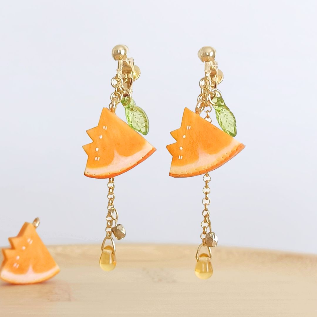 オレンジ猫のイヤリング。 じゅわっとおいしそうな果汁感と「よく見る