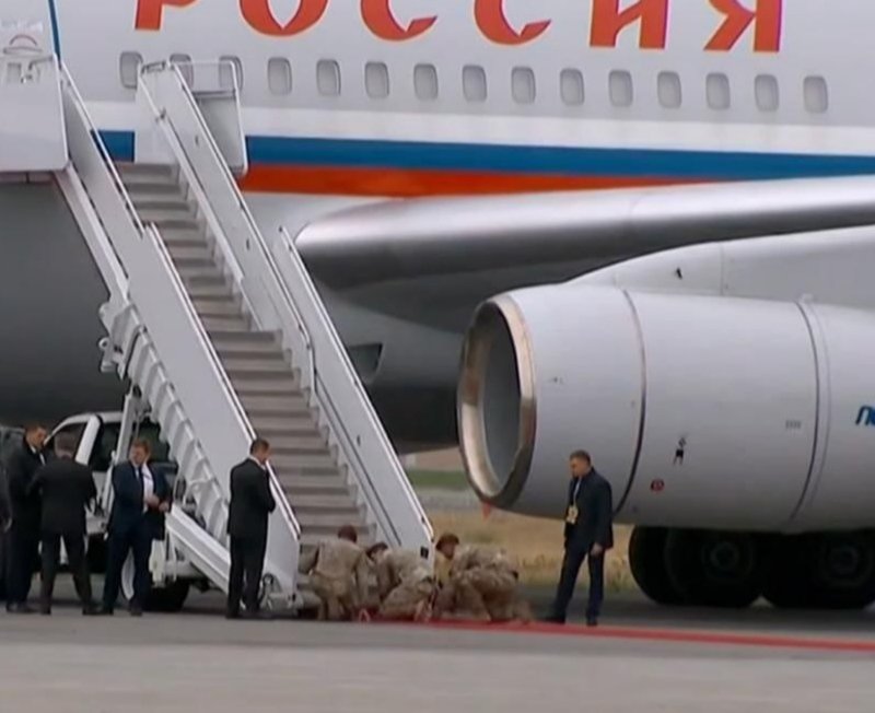 Американские морпехи выстилают красную дорожку. Фотография, которая вызывает у хохлов одновременно зубную боль, почечную колику и ощущение соли на лопнувшей мозоли.