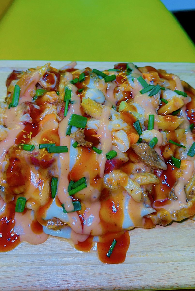 dulcisgh's tweet photo. Weekends are short, so make them delicious. 🤤 

Treat yourself to our cheesy loaded fries and enjoy the little things that make you smile. 😊 https://t.co/Ipa6T0YFGw