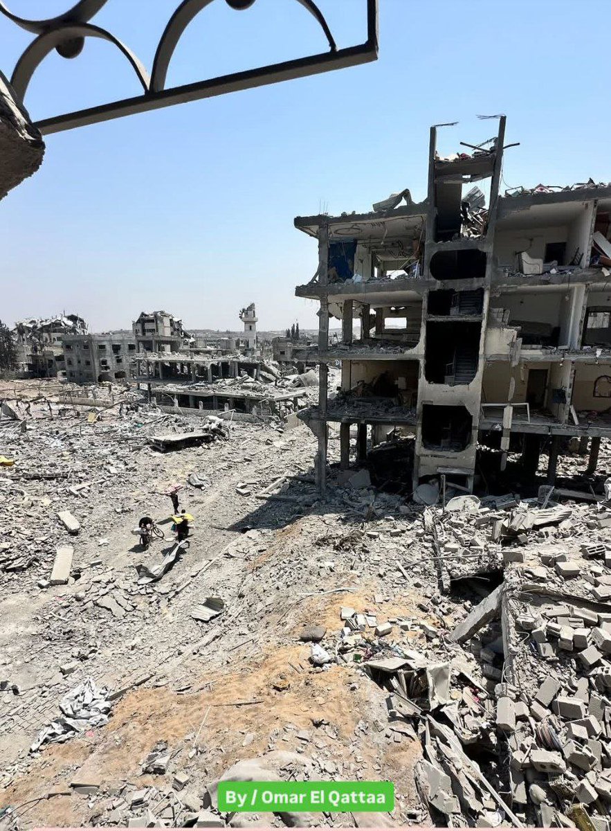 A photo captures the massive destruction left by the Israeli occupation’s airstrikes on the Al-Tuffah neighborhood, east of Gaza City.