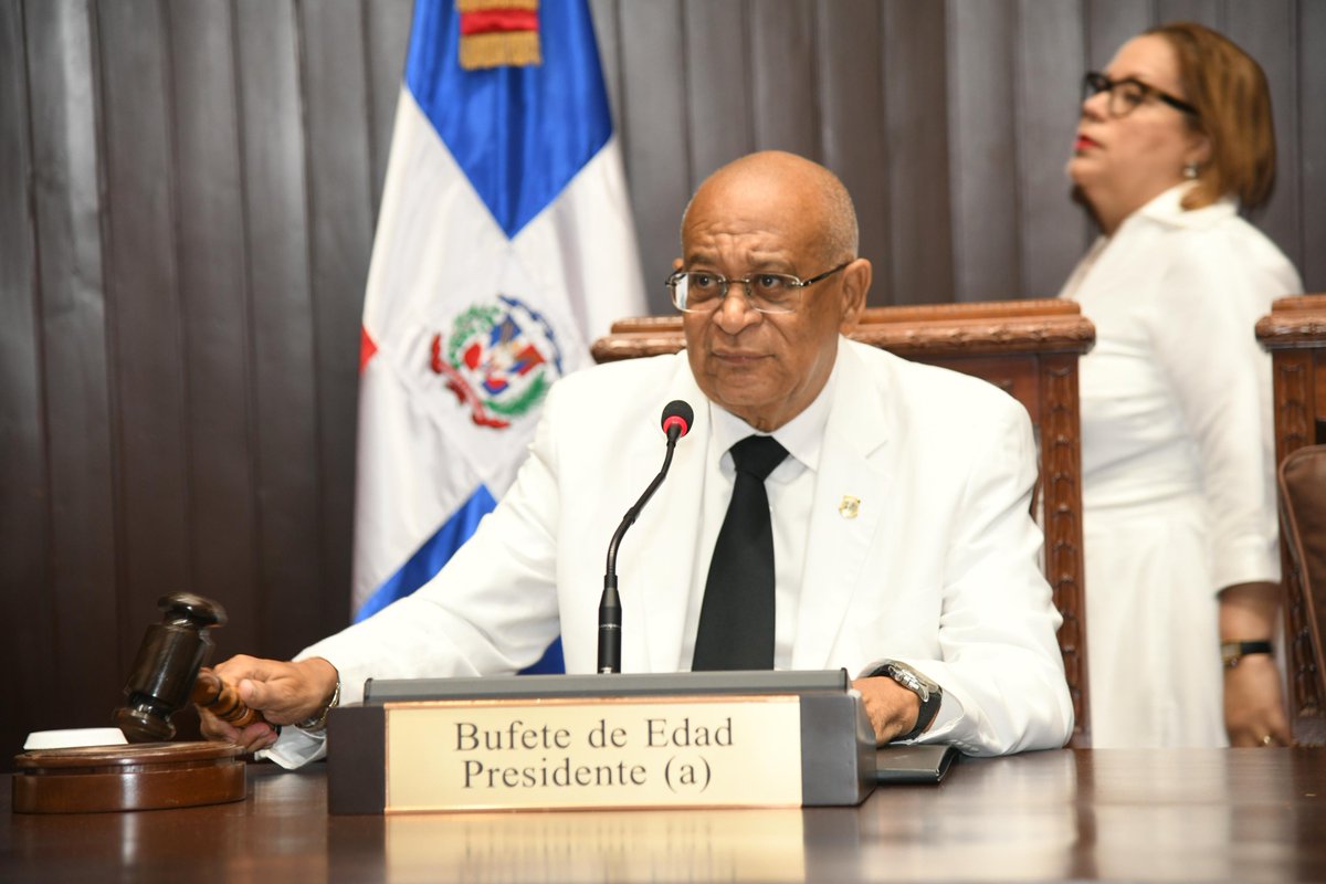 DiputadosRD's tweet photo. El presidente del Bufete de Edad, Miguel Espinal (@miguelespinalm), somete a votación la propuesta presentada por el diputado Amado Díaz (@AmadoDiazSDE), de la bancada del Partido Revolucionario Moderno (@diputadosprm), para presidir este órgano legislativo en el periodo 2025-2026. En efecto, aprobada. #DiputadosRD #SegundaLegislaturaCD