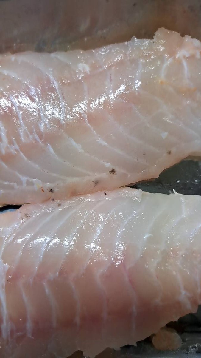 アカハタのこれは寄生虫ですか？
刺身で食べてもいいのでしょうか😱