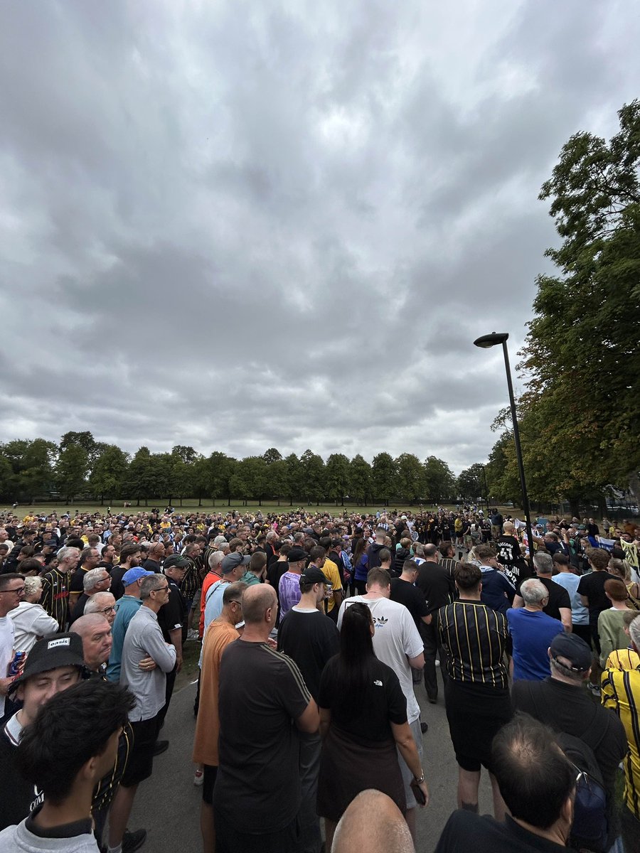 OwlsExtra's tweet photo. 🪧 Large crowds gather in Hillsborough Park. https://t.co/w16RyMspDO
