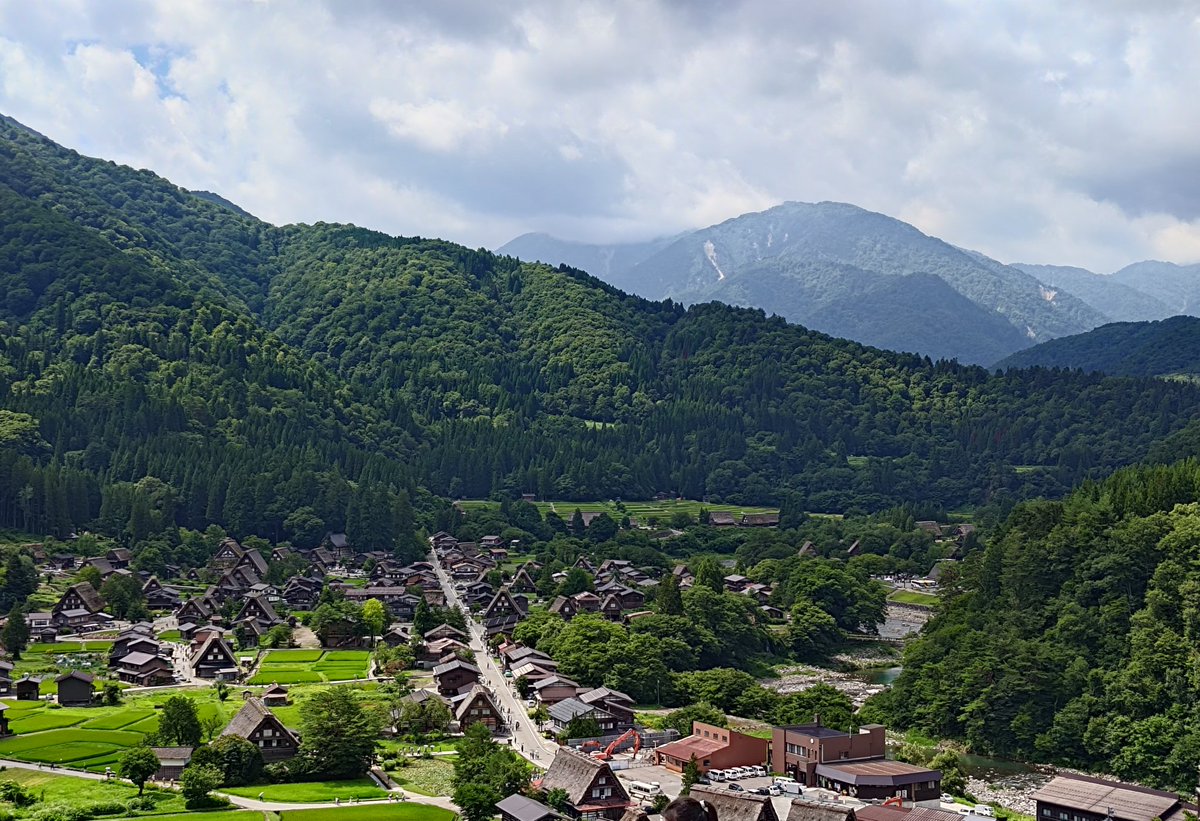 初、白川郷に行ってきました。
体感で観光客の半数が海外の方でした。