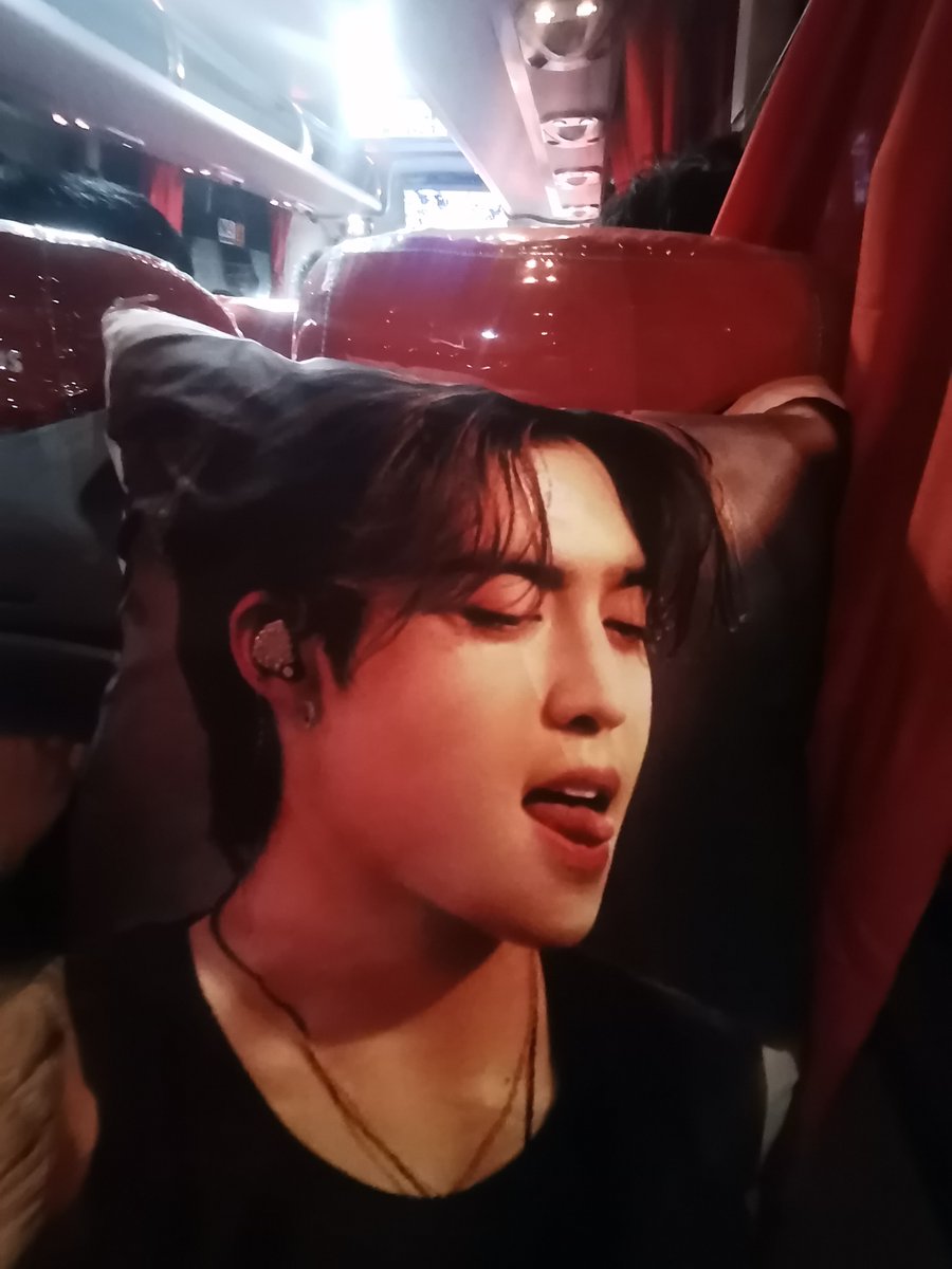 FHEtuccini's tweet photo. Pauwi na po si Cheol sa Laguna.
Buti na lang di standee naiuuwi ko 🤣

Thanks @caratverseph sa pillow. https://t.co/En2u0KJL1k