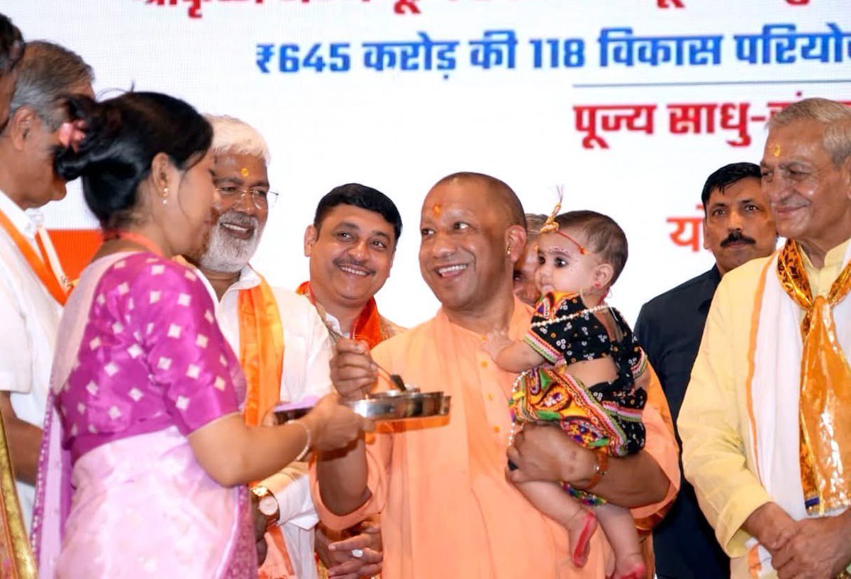 swatantrabjp's tweet photo. योगेश्वर भगवान श्रीकृष्ण के पावन प्राकट्य महोत्सव के अवसर पर माननीय मुख्यमंत्री श्री योगी आदित्यनाथ जी के साथ मथुरा-वृन्दावन की धरती को समर्पित ₹645 करोड़ की जनकल्याणकारी विकास योजनाओं का लोकार्पण एवं शिलान्यास करने का सौभाग्य मिला।

भगवान श्रीकृष्ण का जीवन हमें कर्म, धर्म और कर्तव्य की निरंतर प्रेरणा देता है।

मथुरा-वृन्दावन की इस पावन भूमि सभी श्रद्धालु जनों को हार्दिक शुभकामनाएँ। @myogiadityanath
