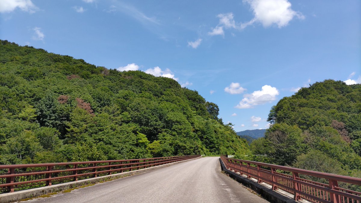 freedom_imi's tweet photo. 軽トラで清水を汲みに行くデート😂
誰も通らない場所で遠くの山に向かって「ヤッホーーー！」って思いっきり叫ぶの、気持ちよかった〜😆✨
電車に乗って街へ行くデートを提案されたけど、やっぱりこっちが楽しい😙🎶
夜は2日連続でおうち花火からの星空鑑賞🌠周りを気にせず過ごせる環境がしあわせ🙏✨ https://t.co/jqW8sDwJuf