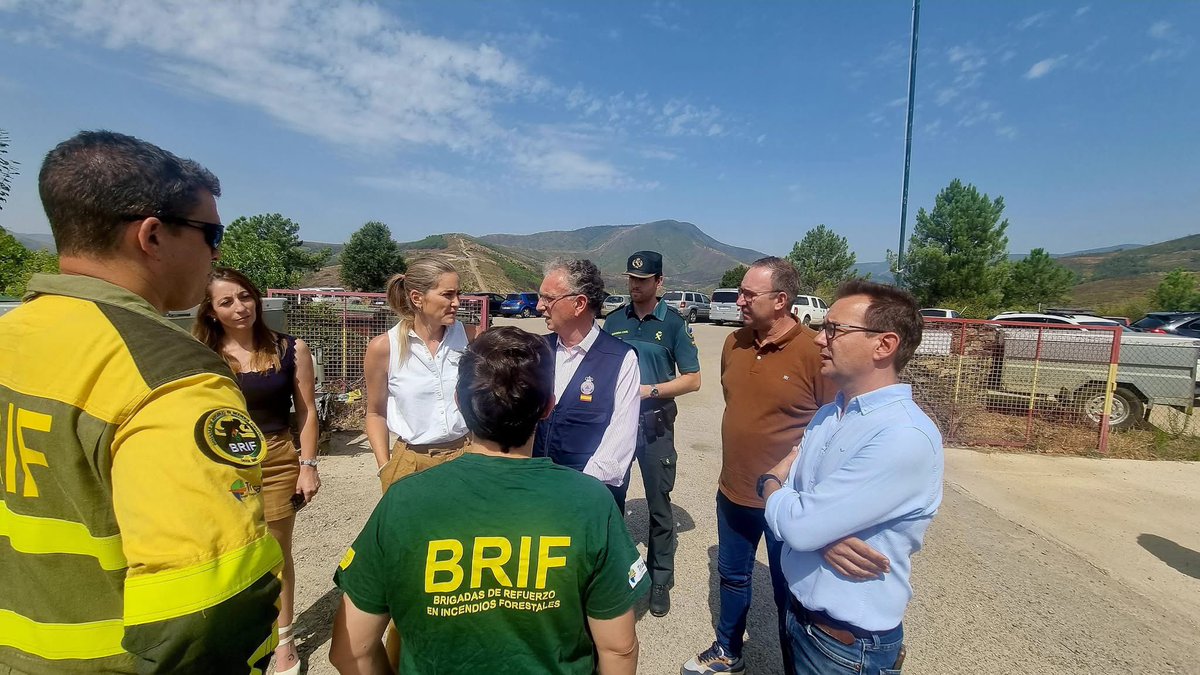 Del.Gob.Extremadura (@dgobextremadura) on Twitter photo En estos momentos, en los #IF en #España hay desplegados:
🔸1.400 de <a href="/UMEgob/">UME</a> en 1ª línea, 2.000 en logística y +450 vehículos
🔸5.000 de <a href="/guardiacivil/">Guardia Civil</a> y 375 de <a href="/policia/">Policía Nacional</a>
🔸11 dotaciones #BRIF (600 bomberos)
🔸56 medios aéreos desplegados En estos momentos, en los #IF en #España hay desplegados:
🔸1.400 de <a href="/UMEgob/">UME</a> en 1ª línea, 2.000 en logística y +450 vehículos
🔸5.000 de <a href="/guardiacivil/">Guardia Civil</a> y 375 de <a href="/policia/">Policía Nacional</a>
🔸11 dotaciones #BRIF (600 bomberos)
🔸56 medios aéreos desplegados