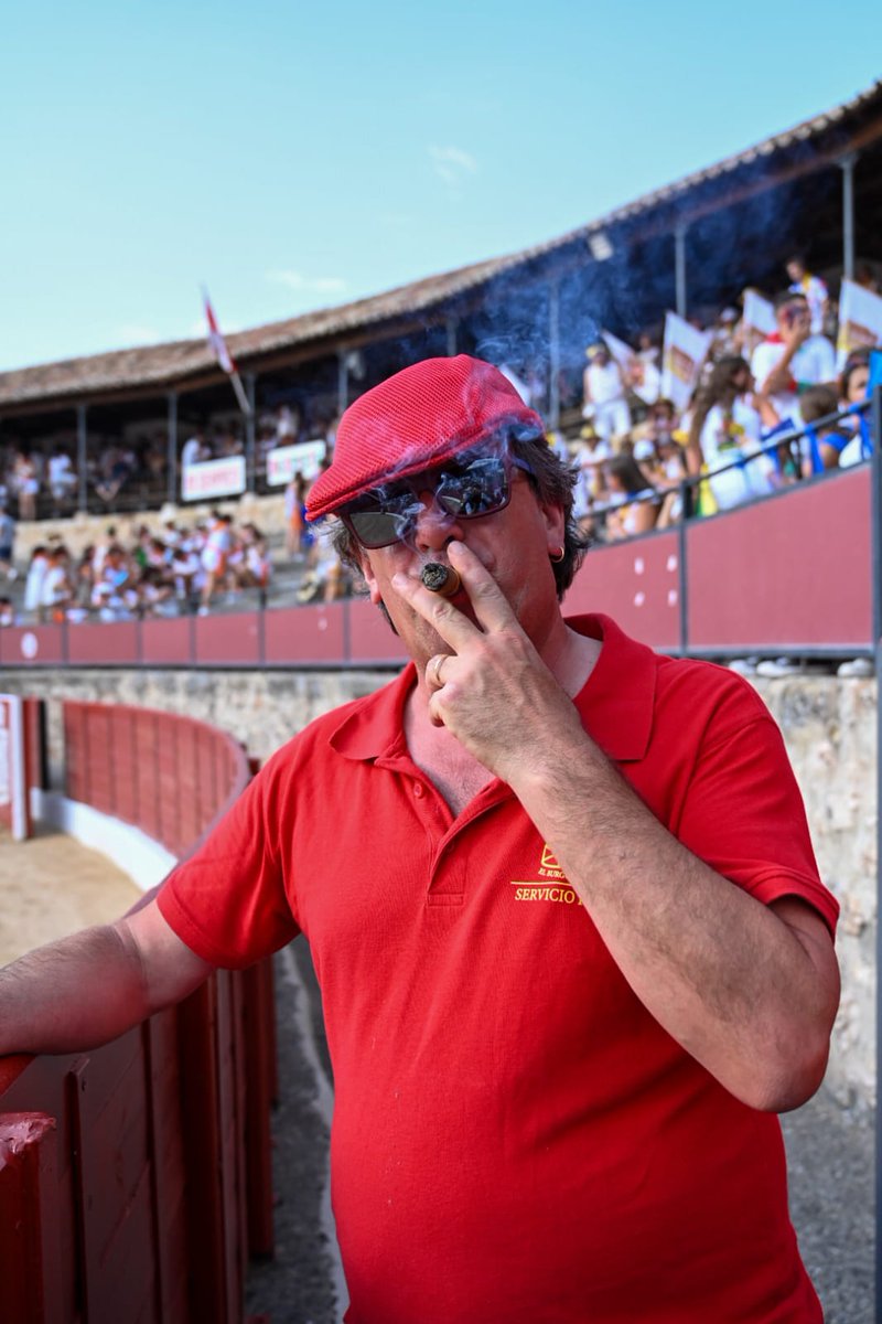 Un personaje, un amigo, un aficionado ejemplar que quiere su plaza y a nuestro El Burgo de Osma por encima de todo. 

¡¡Gracias Calimero por tener nuestra plaza como una joya!!

#ElBurgoToro
