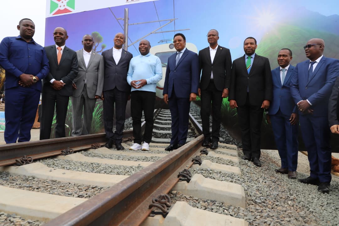 MilteBurundi's tweet photo. Sous le haut patronage de S.E. le Président de la République du🇧🇮 et du 1er Ministre de la🇹🇿,ont eu lieu ce 16.8.2025 les cérémonies de lancement officiel des trvx de construct° du chemin de fer, Uvinza–Musongati
Un pas décisif vers la Vision 2040 Pays Emergent &amp; 2060 Développé https://t.co/sH6jdDiwrK