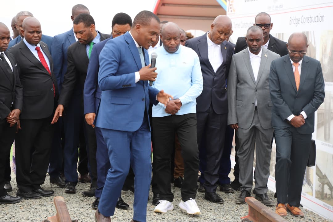 MilteBurundi's tweet photo. Sous le haut patronage de S.E. le Président de la République du🇧🇮 et du 1er Ministre de la🇹🇿,ont eu lieu ce 16.8.2025 les cérémonies de lancement officiel des trvx de construct° du chemin de fer, Uvinza–Musongati
Un pas décisif vers la Vision 2040 Pays Emergent &amp; 2060 Développé https://t.co/sH6jdDiwrK