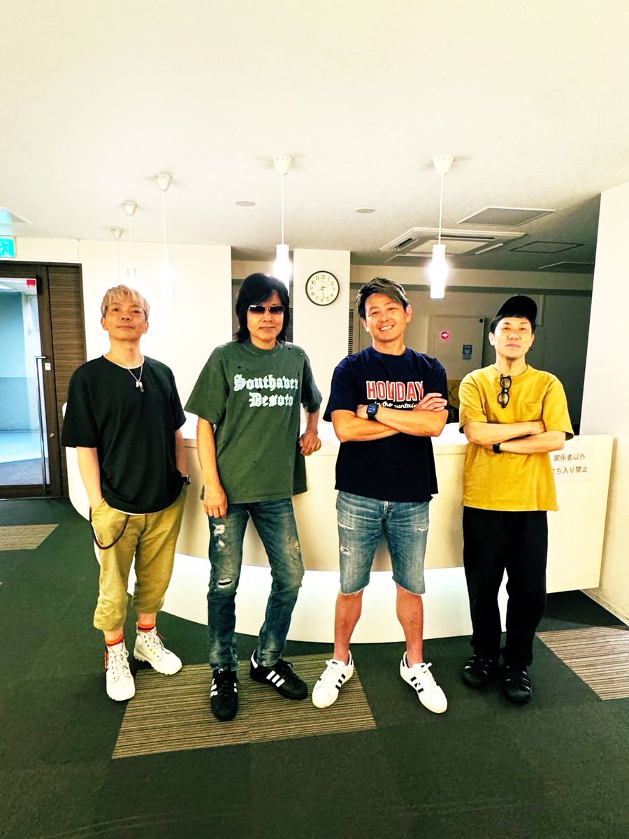 ひさびさに大田さんとハモりました。

声と声を重ねるのは約8ヶ月ぶり。
昨日も一緒に歌っていたかの様な安定感。

今日が実質 #SOxDY <a href="/SOxDY_official/">SO×DY</a> の始動日です。

アコースティックツアーのサポートメンバーは大楠さん <a href="/OhkusuU_zo/">大楠雄蔵</a> と鶴屋さん <a href="/_268_/">鶴屋裕一</a> 。