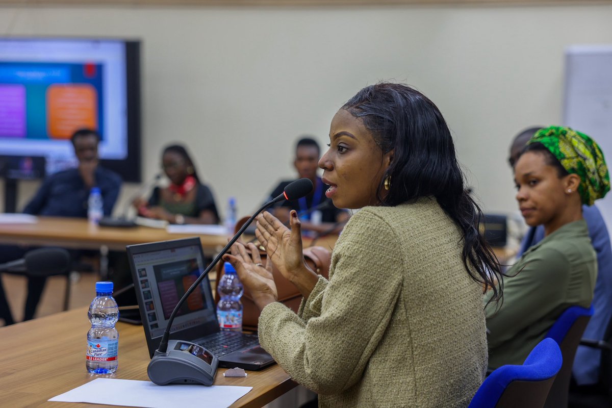 « Affirmer son leadership par la parole » : c’est le thème de l’atelier tenu à #Kinshasa par le Club des filles #ureportmontngafula avec l’appui de la #MONUSCO. L’initiative a renforcé leur confiance et les a préparées à devenir des actrices de changement pour une #RDC pacifique.