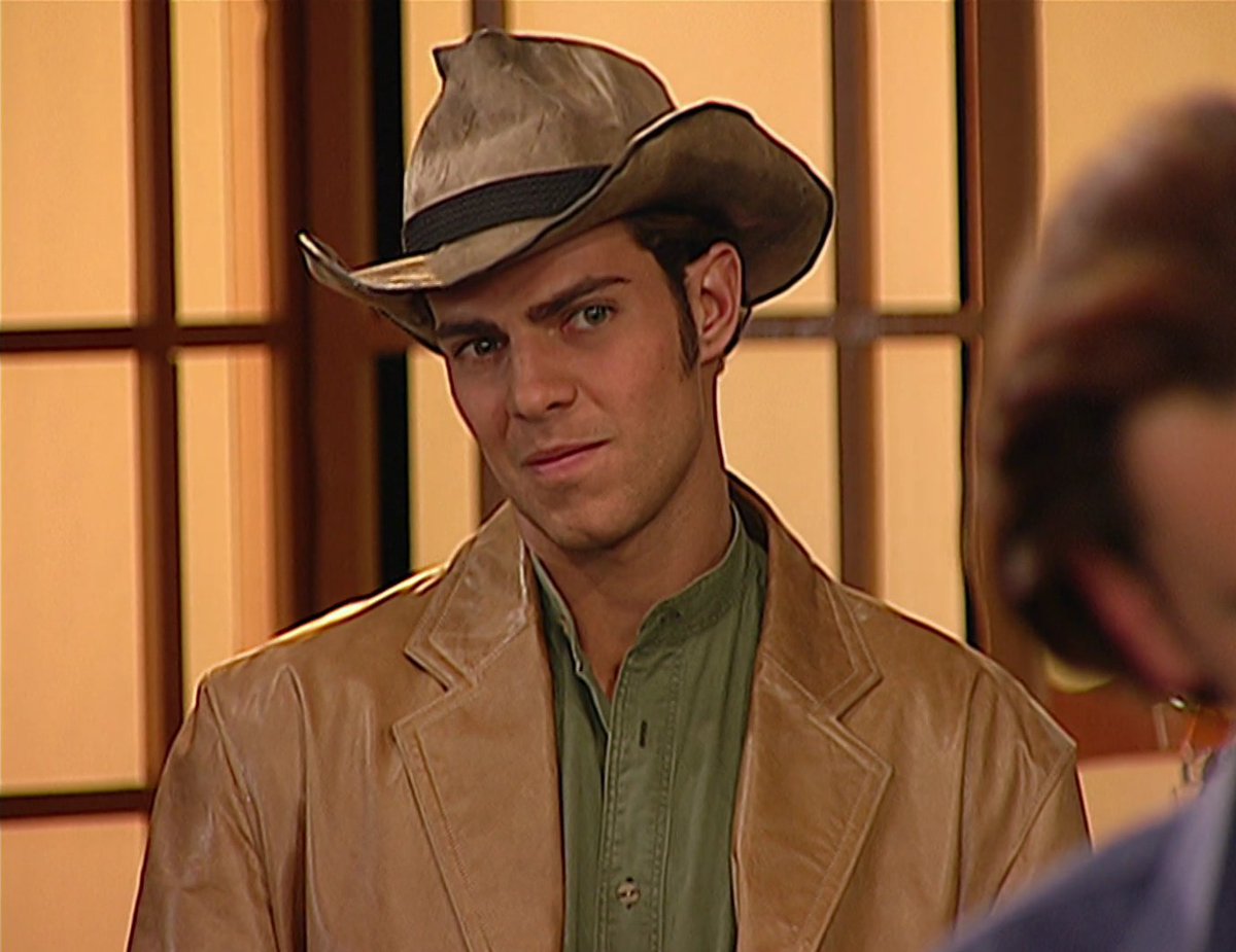 PasdeGavilanes's tweet photo. #PasiónDeGavilanes #PDG37 Ruth logra que Leandro emplee a Óscar en su centro de modas. https://t.co/M1Y2NUabw4