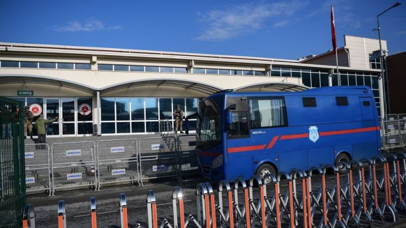 Cezaevlerinde Zorunlu Sevk Uygulaması Aileleri Mağdur Ediyor

Mahkumlar, ailelerinin yaşadığı şehirlerde cezaevi olmasına rağmen, Türkiye’nin dört bir yanına zorunlu sevk ediliyor.

🔸 Bilgi verilmeden başka bir şehre sevk edilen mahkûmlar,

🔹 Ailelerinden uzaklaştırılıyor,
🔹