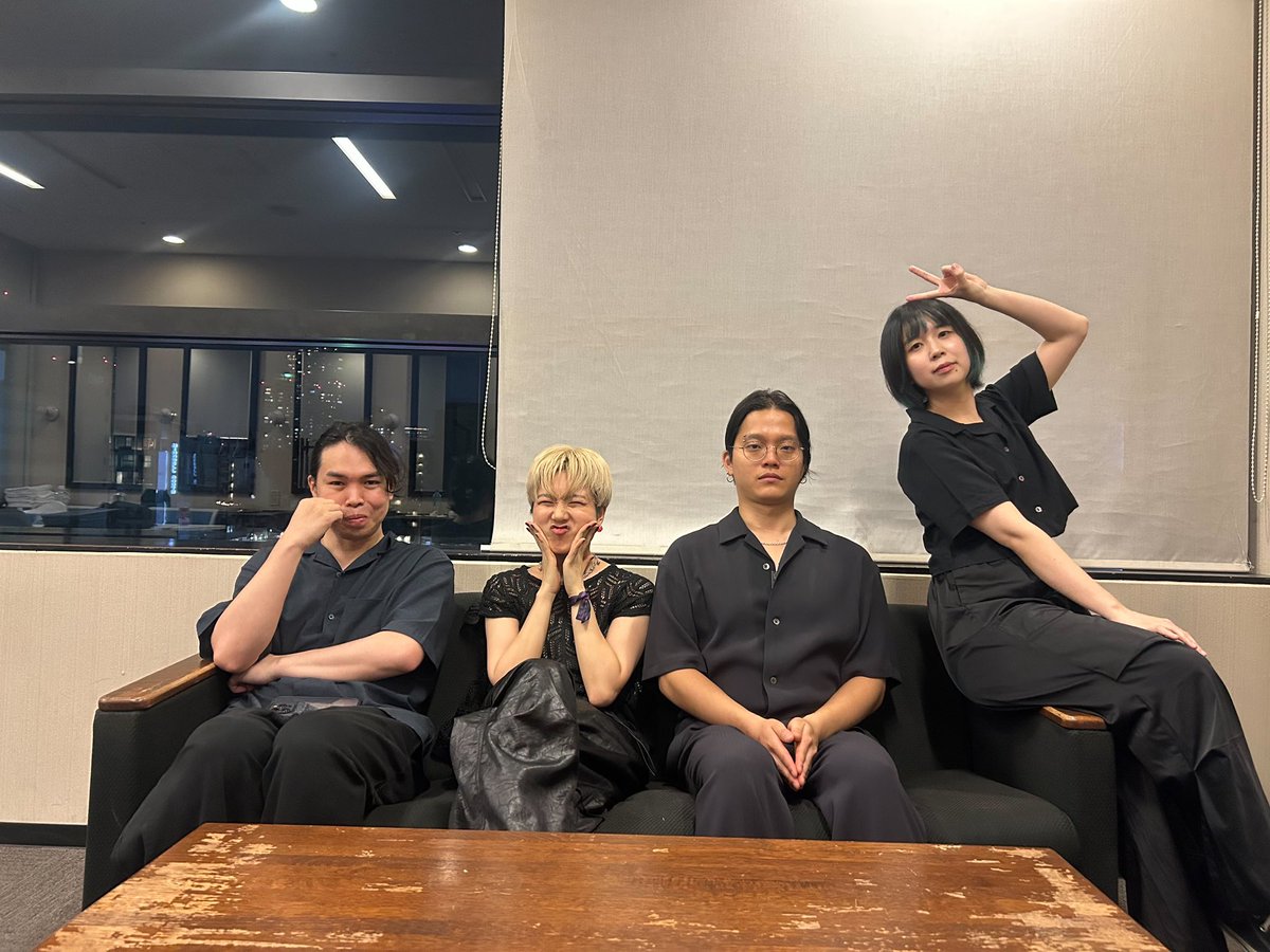 yohkyu's tweet photo. ロクデナシ2nd Oneman tour始まりました！
初日はなんばHatchでございました。
ギター演奏、音楽演出、SE制作で参加しております。
美しい映像と一緒に、ninzinボーカルを盛り上げてます🎀

個人的に機材トラブルが多数起きて、てんてこを舞いましたが無事終わりました。
頑張ります！

#ロクデナシ https://t.co/sXtJsDwQRT