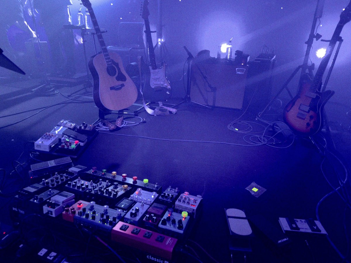 yohkyu's tweet photo. ロクデナシ2nd Oneman tour始まりました！
初日はなんばHatchでございました。
ギター演奏、音楽演出、SE制作で参加しております。
美しい映像と一緒に、ninzinボーカルを盛り上げてます🎀

個人的に機材トラブルが多数起きて、てんてこを舞いましたが無事終わりました。
頑張ります！

#ロクデナシ https://t.co/sXtJsDwQRT