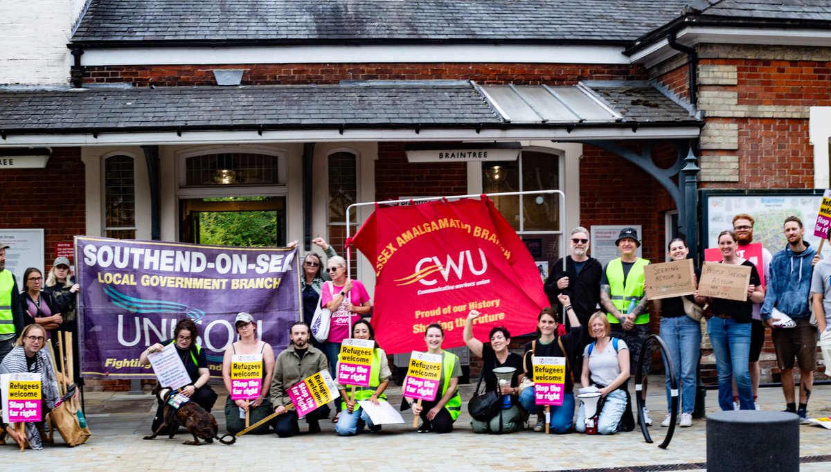 Unite Against Fascism (@uaf) on Twitter photo Well done those in Braintree, Essex, who bravely opposed far right goons today.
Pic <a href="/dvgil/">DavGil 🏴☠️🇵🇸</a>
<a href="/Searchlight_mag/">@Searchlightmagazine</a> <a href="/AntiRacismDay/">Stand Up To Racism</a> Well done those in Braintree, Essex, who bravely opposed far right goons today.
Pic <a href="/dvgil/">DavGil 🏴☠️🇵🇸</a>
<a href="/Searchlight_mag/">@Searchlightmagazine</a> <a href="/AntiRacismDay/">Stand Up To Racism</a>