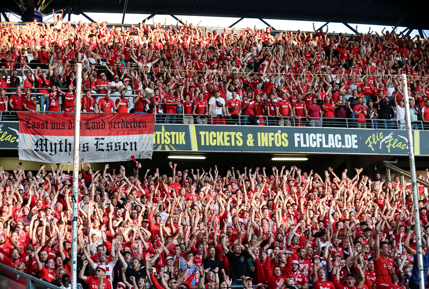 Hi Hibs, if you don't have any plans for Monday, here's a TV tip for you: Monday at 8:45 p.m. Live on TV in Germany (ARD) and 158 countries around the world.

Underdog RW Essen vs.  Borussia Dortmund.

Live from the Hafenstr stadium🏴󠁧󠁢󠁳󠁣󠁴󠁿🇩🇪🇮🇩🍻
