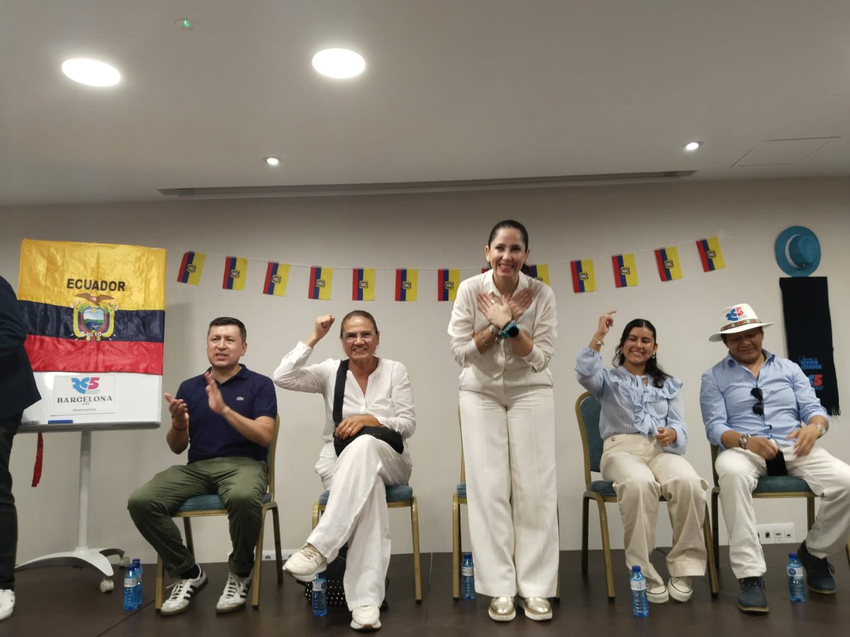 RC5Europa's tweet photo. 🩵 ¡GRACIAS, BARCELONA! 🇪🇸
Emotivo y poderoso encuentro con cientos de compatriotas ecuatorian@s 🇪🇨unidos por la esperanza y las causas justas.
 Desde el exterior también se siente la fuerza del pueblo.
 La lucha sigue, junto a nuestra presidenta @LuisaGonzalezEc 
@MashiRafael https://t.co/TVF3LXUNAy