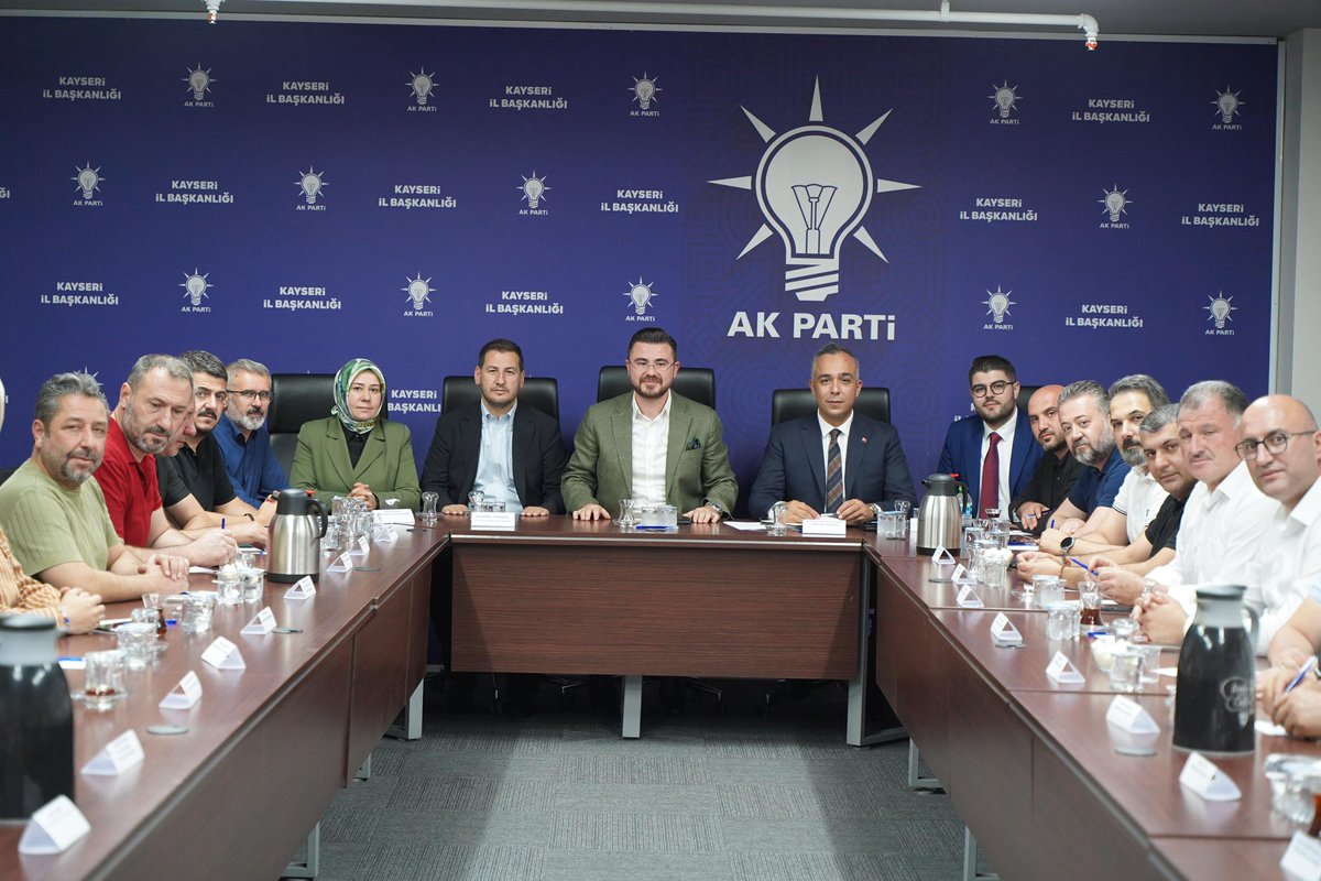 akparti_hacilar's tweet photo. İl Başkanımız Sn.Hüseyin Okandan başkanlığında,İl Yürütme Kurulu üyelerimiz ve 16 ilçemizin ana kademe ilçe başkanlarımızla kapsamlı bir istişare toplantısı gerçekleştirildi.İlçe Başkanımız Sn.Yasin Mutlu’nun da katılım sağladığı toplantımızın hayırlara vesile olmasını diliyoruz. https://t.co/wnATexLMRs