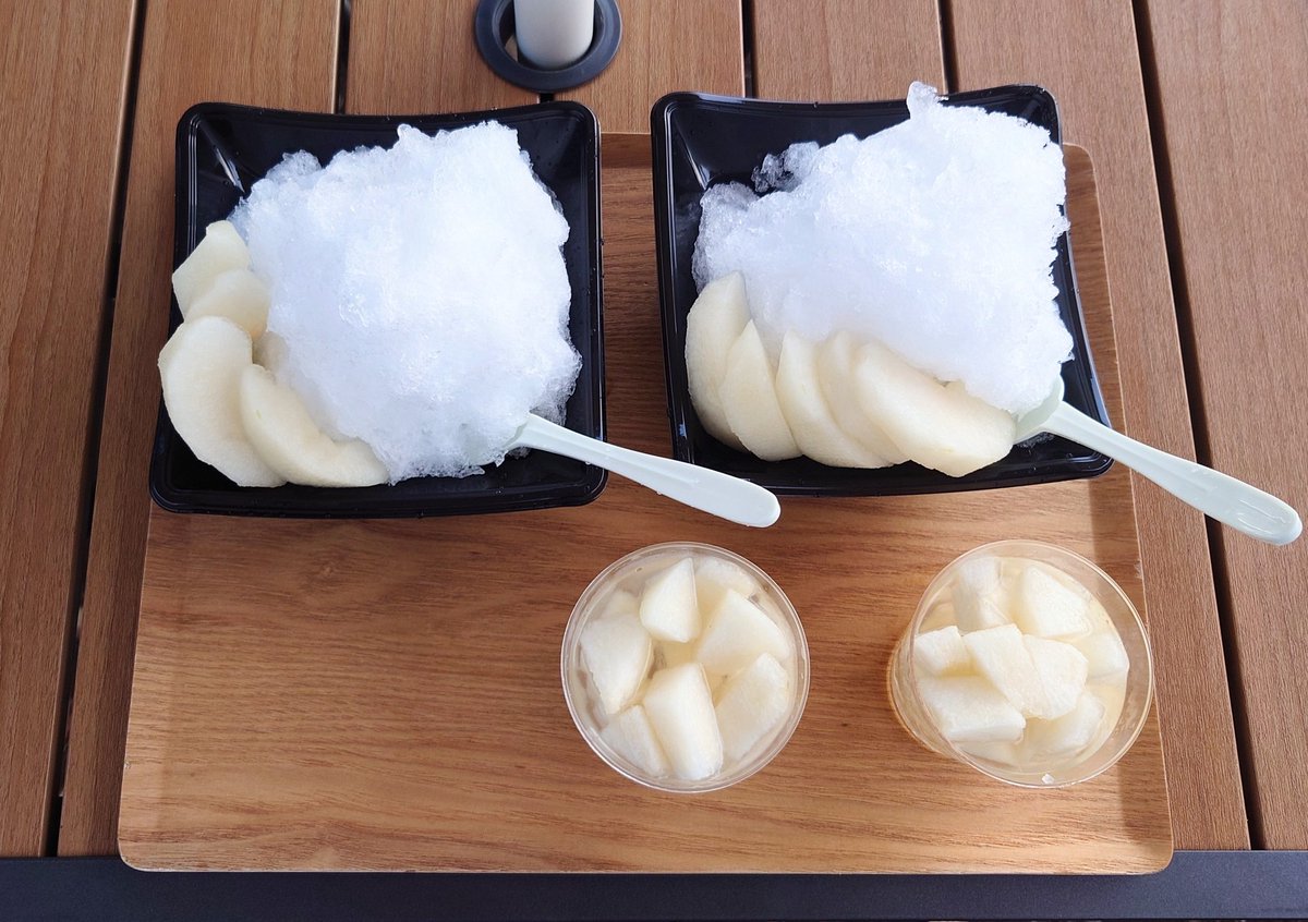 KMsempai's tweet photo. From Farm農園カフェ🍧
船橋市

梨かき氷　1000円

美味しい梨をそのまま冷やした様なかき氷🍐
屋外なら🐶ちゃんも大丈夫らしいです
次はカフェ利用もしてみたい✨️
#かき氷 https://t.co/KsHYd9QtOS