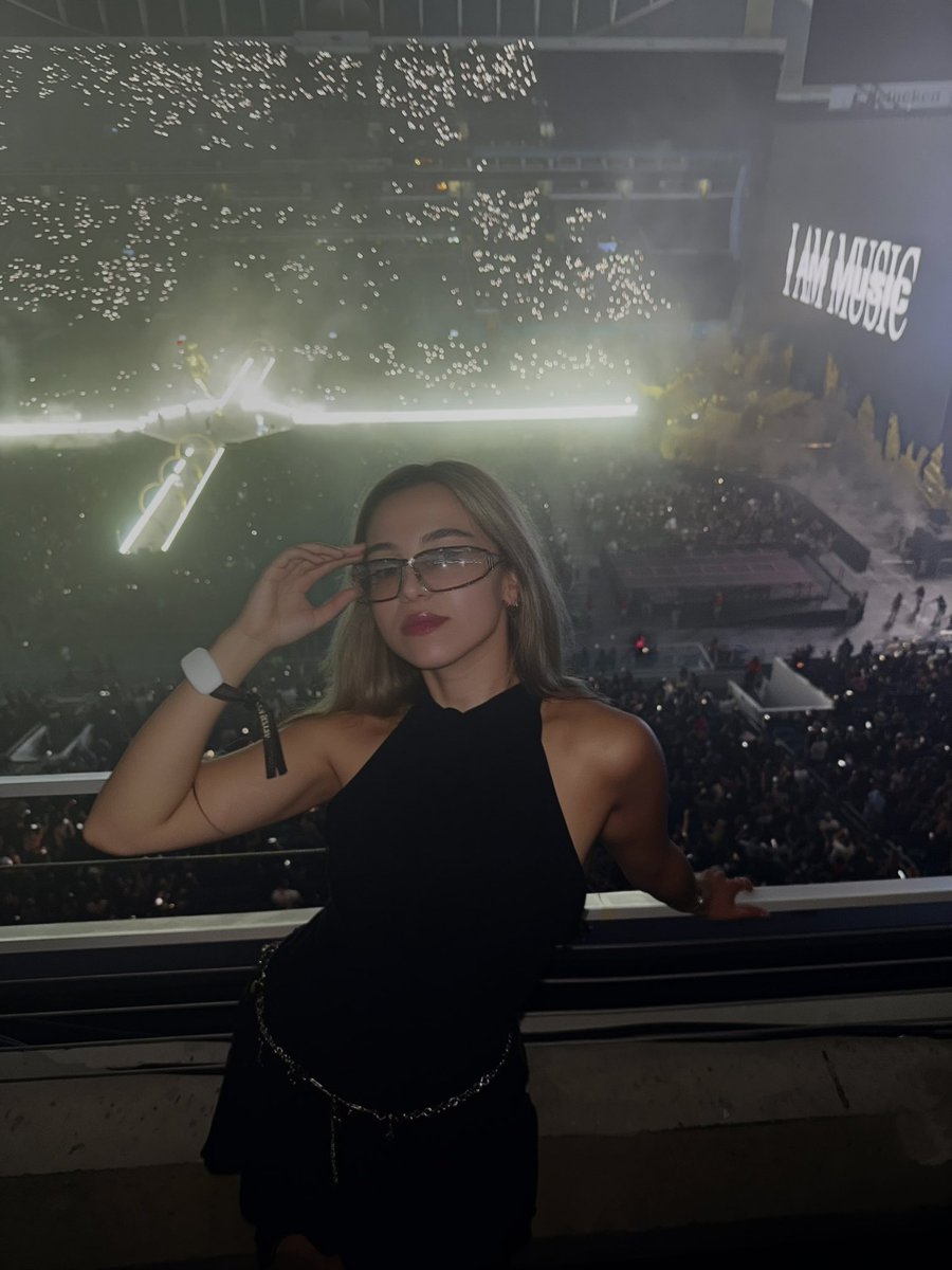 here’s what <a href="/theweeknd/">The Weeknd</a> concert taught me about b2b saas🧵