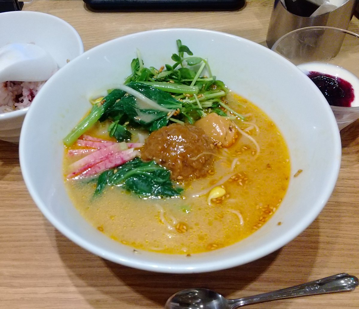 Wazusa's tweet photo. 会場で食べた富士宮焼そばも美味しいかったが。東京駅ナカで食べた金ゴマ担々麺が美味しかった。肉系使って無いそうだが、混ぜる前のスープから美味しい。混ぜて美味しいが、辛さがやや強い。追加したヨーグルトは、ちょっと、うん。 https://t.co/XMbjuh7oA8