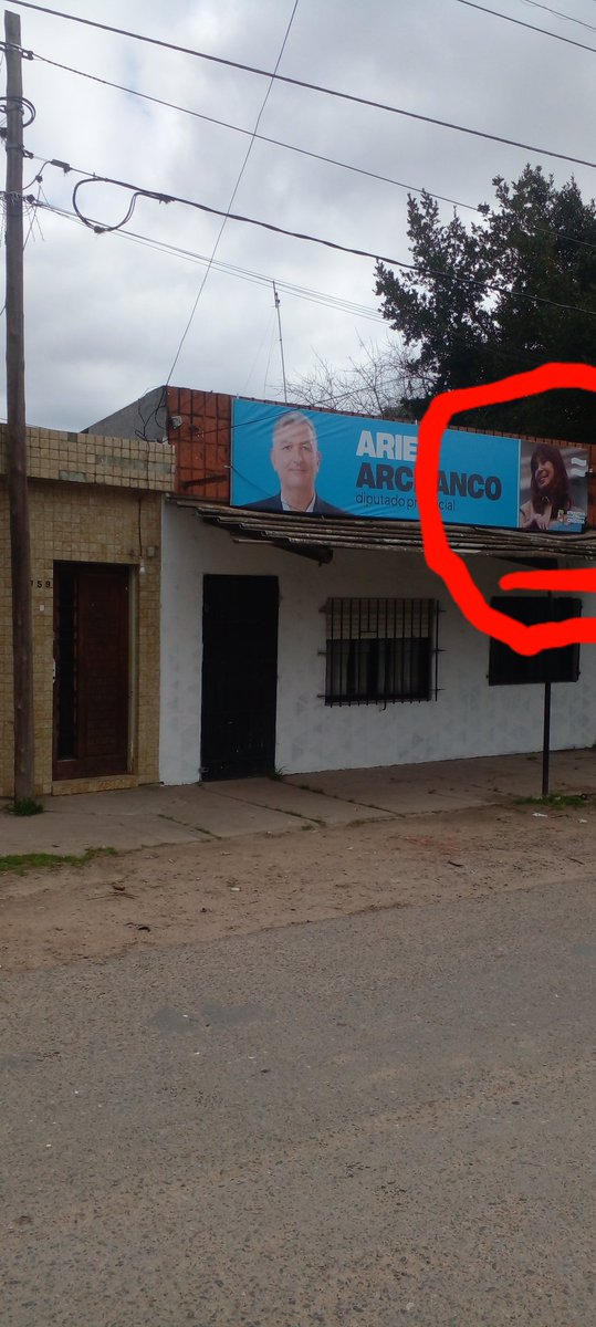 jjpaso22's tweet photo. Ayer caminando por City bell en 452 y 26 exactamente frente a una escuela pública la nro 69 armaron una unidad básica y el cartel esta el candidato Archanco con CFK en una cartel 🤷‍♂️esta prohibida de por vida para ocupar cargos públicos y condenada POR CHORRA. https://t.co/o7UJWTtEOk