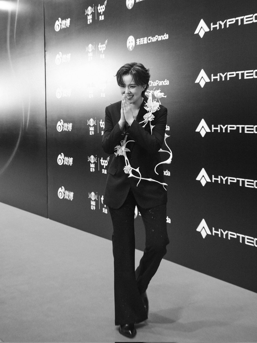 SunneePHFC's tweet photo. 08/16/25 Sunnee杨总工作室 Weibo update 1/3

Wind butterfly wings, light and shadow flow lightly, branches and flowers, looking forward to tonight's "This World" stage. #Sunnee

#WeiboCulturalExchangeNight2025
#WeiboGala2025 https://t.co/ebCQxhJf8M