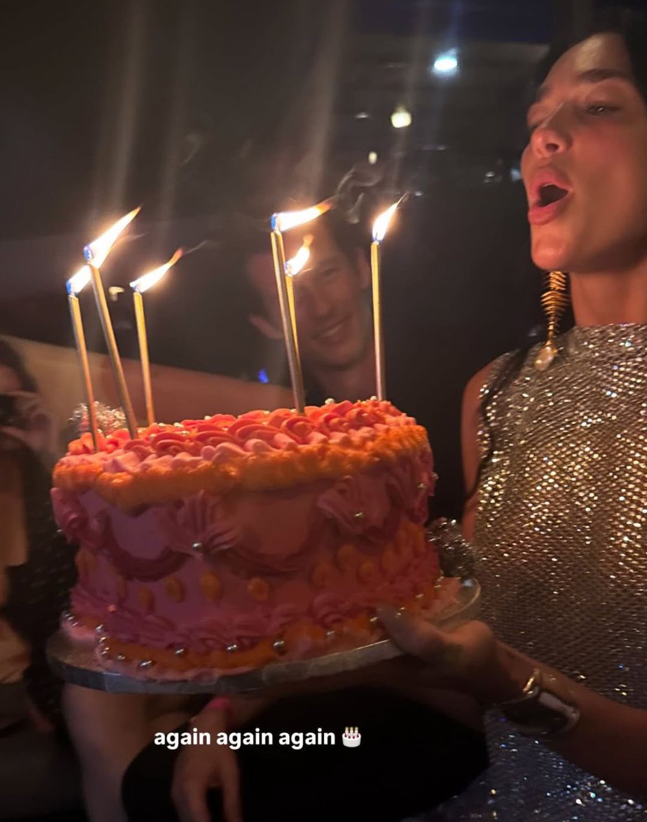 dualipabrasil's tweet photo. MAIS UM! Dua Lipa comemorando o seu aniversário pelo 4° dia consecutivo, mesmo faltando 6 dias para a data oficial. https://t.co/7KOj8zxREx