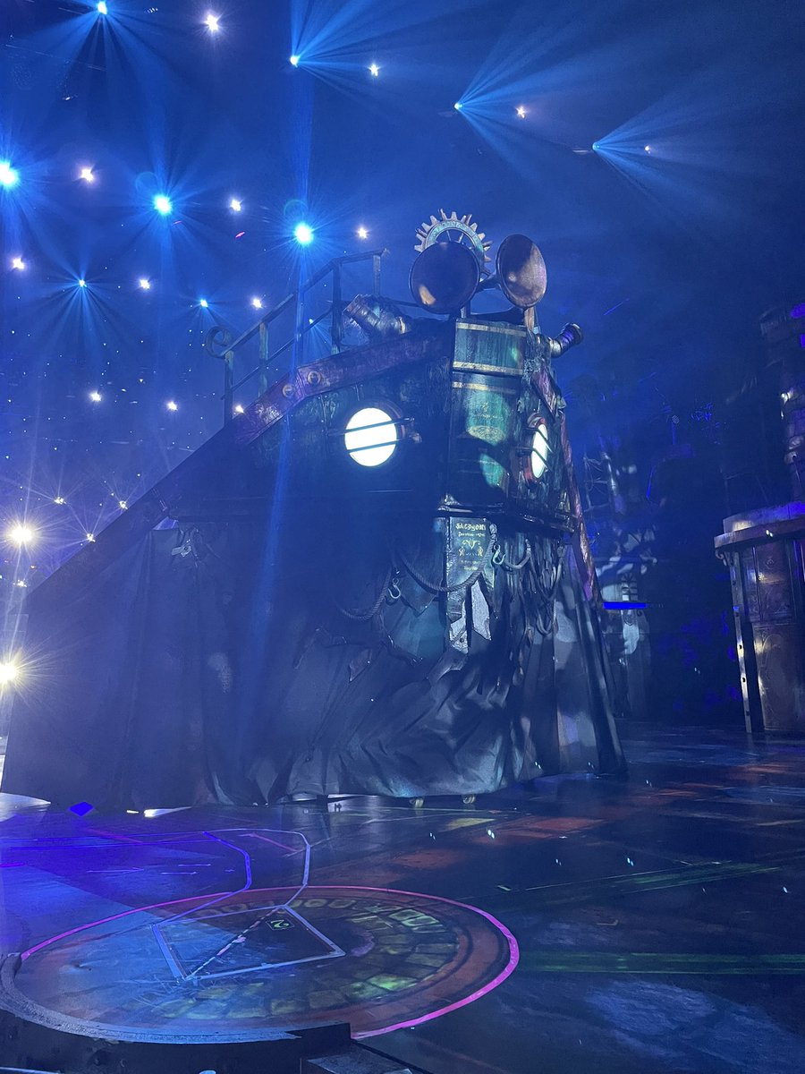 megu03's tweet photo. チケット完売で入手不可能と言われてる #えんとつ町のプペルミュージカル　に行ってきました！
グッズ売り場からもう楽しくて会場全体がアトラクションみたいだった。
ストーリーはもちろん最高だし、役者さんたちの歌がとても良い…
映画、演劇と見てるけど、ミュージカルではベラールが怖くて最高 https://t.co/6gluOv8aTT
