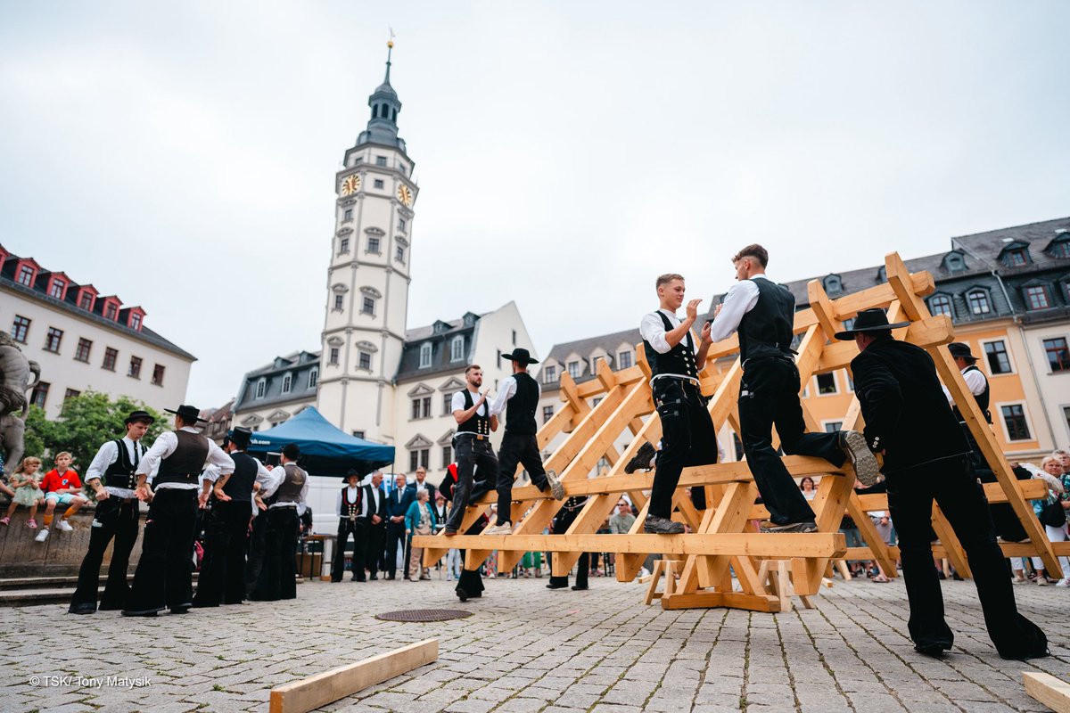 Das Zimmererhandwerk lebt 🔨🪵🪚 

Heute ehrte die Zimmererinnung Ostthüringen die frischgebackenen Gesellinnen und Gesellen bei ihrer feierlichen Freisprechung in Gera.

„Wer mit Holz baut, baut nicht nur Häuser – er baut Zukunft.“ Ministerpräsident <a href="/mariovoigt/">Mario Voigt</a> würdigte den