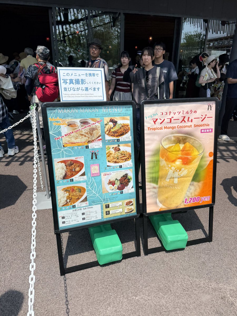 itz_luun's tweet photo. ついに万博上陸してきた🖐️やっぱりマレーシアは食の国やから食品サンプルたくさんで恋しくなった🫩
マレーシア館で1,800円ロティ食べて美味しかったけどやっぱりなんかあのママックの雰囲気で食べるのがなお良しって感じた！！！
謎にシンガポール館でマレーシアの匂いした！なぜ！ https://t.co/NSaBbGDOPl