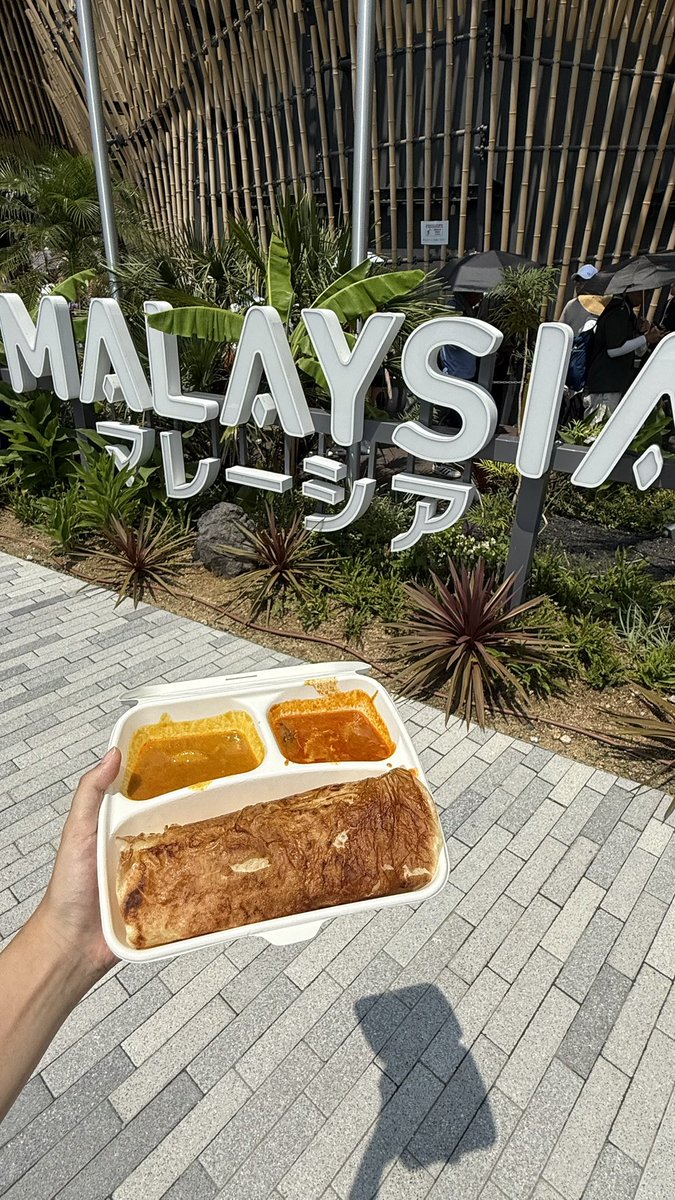 itz_luun's tweet photo. ついに万博上陸してきた🖐️やっぱりマレーシアは食の国やから食品サンプルたくさんで恋しくなった🫩
マレーシア館で1,800円ロティ食べて美味しかったけどやっぱりなんかあのママックの雰囲気で食べるのがなお良しって感じた！！！
謎にシンガポール館でマレーシアの匂いした！なぜ！ https://t.co/NSaBbGDOPl