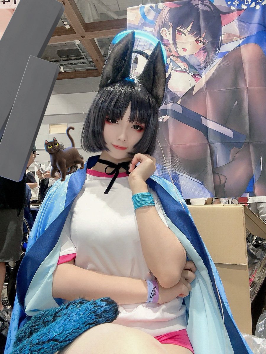 kinoko_shion's tweet photo. C106一日目お疲れ様でした！！！
俵太先生のサークル売り子で、
体操服キキョウでした🐈‍⬛

明日は自サークル
西ホール2 え26abです！！

#C106コスプレ #C106 https://t.co/UhA5Wf8HGI