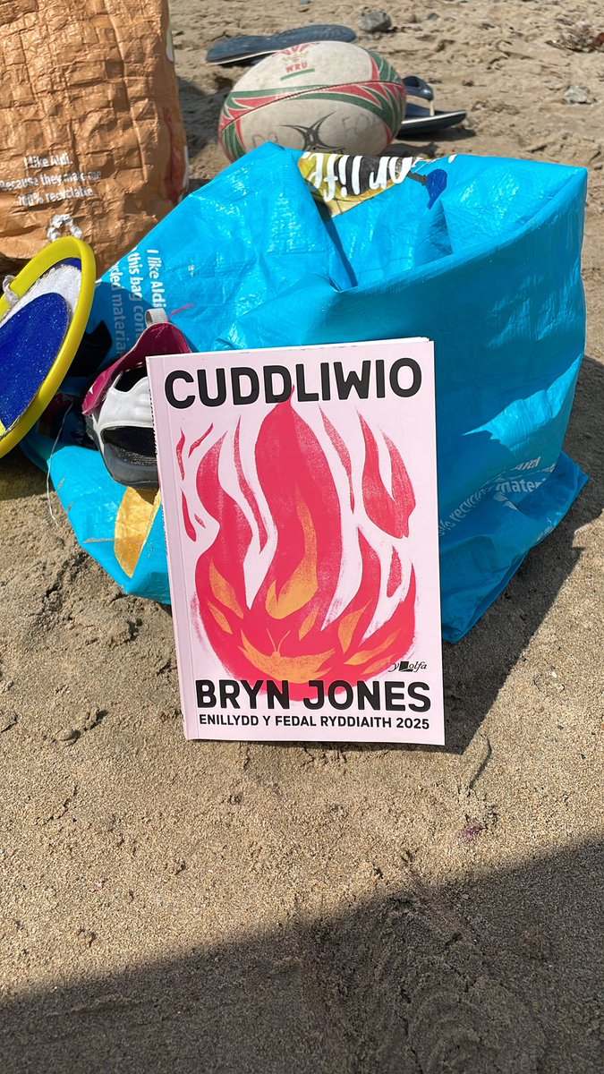 Cyfrol hollbwysig ar gyfer heddiw. Llongyfarchiadau Bryn. <a href="/YLolfa/">Y Lolfa</a> #cuddliwio #brynjones