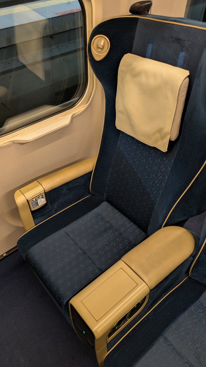 m7ex111's tweet photo. 北陸新幹線で敦賀、大阪へ
グリーン車は自分一人

#北陸新幹線 https://t.co/m2HYaiuUCZ