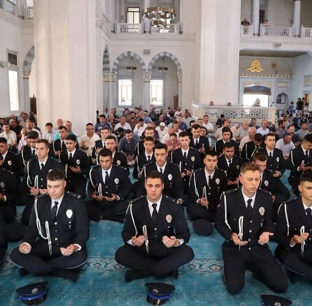 Allahsız kitapsız din düşmanı kafir köpekleri kudurtacak bir kare.