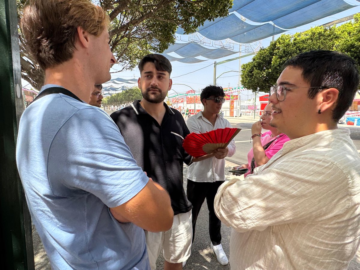 PSOE de Málaga (@psoemalaga) on Twitter photo ✊🌹 Hemos mantenido un gran encuentro con <a href="/JSAMalaga/">JSA Málaga</a> en esta #FeriaMLG205, junto a los y las jóvenes socialistas lograremos el cambio que la ciudadanía de #Málaga capital demanda y que ha quedado completamente relegada por el PP. ✊🌹 Hemos mantenido un gran encuentro con <a href="/JSAMalaga/">JSA Málaga</a> en esta #FeriaMLG205, junto a los y las jóvenes socialistas lograremos el cambio que la ciudadanía de #Málaga capital demanda y que ha quedado completamente relegada por el PP.