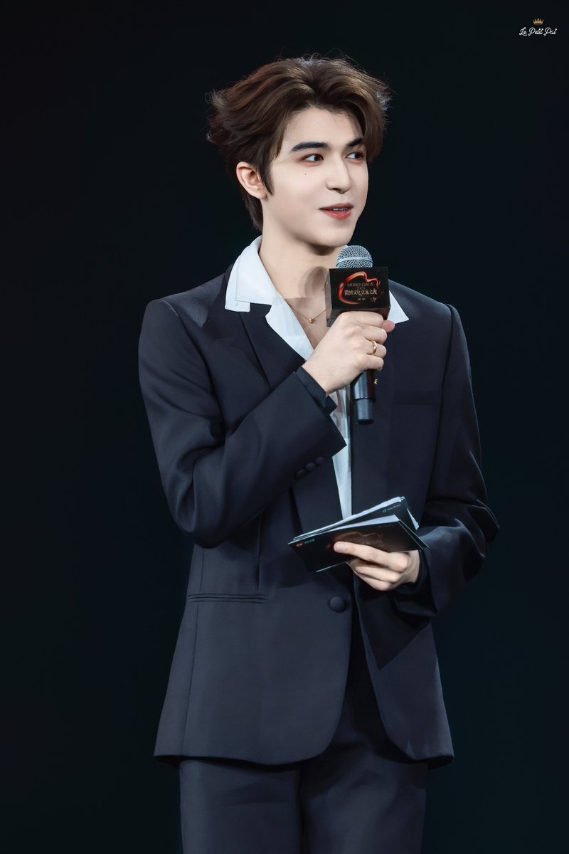LePetitPat1020's tweet photo. 20250815 主持π

Patrick Weibo Cultural Night
@patrick_pppat 
#WeiboGALA2025xPatrick
#แพทริค #PatrickFinkler #尹浩宇 
#YinHaoyu #WeiboGALA2025
#WeiboCulturalExchangeNight2025 https://t.co/DcLPiqCdT6