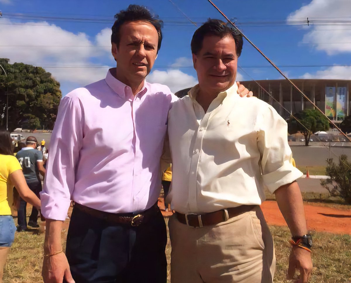 Haca 8 años se nos fue un gladiador democrático. Resistió juicios, 15 meses en un cuarto pequeño y años asilado en Brasil. 
Los héroes solo mueren cuando se los olvida. Roger "Chonta" Pinto vivirá para siempre y, muy pronto, la medalla al valor parlamentario llevará su nombre.