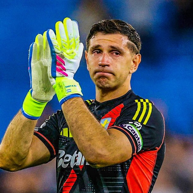 TouchlineX's tweet image. Emiliano Martínez has been looking for a new club since May — he even said goodbye to Aston Villa fans last season... Yet he still hasn’t found one. 😬