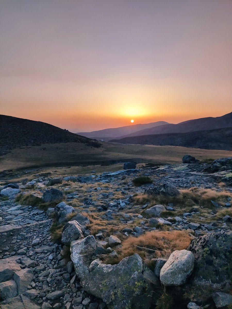 Hoy me he subido al Morezón y he bajado por la Laguna Grande ❤️ Ver el amanecer de camino en mi ruta son regalos de la vida que no se pueden pagar con dinero #Gredos