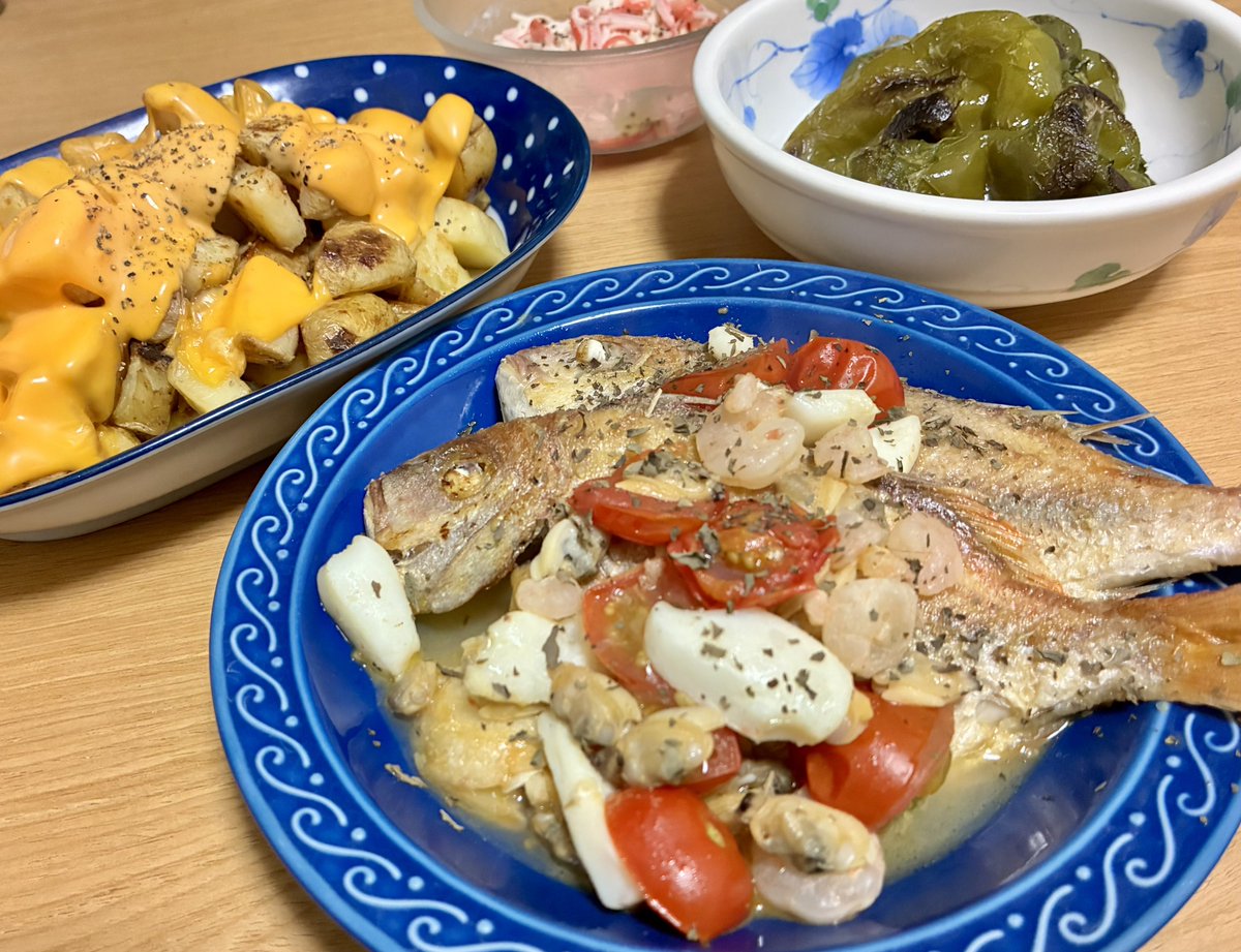 ツマミ。小鯛アクアパッツァ、ピーマン丸焼き、じゃがいもチェダー、カニカママヨ