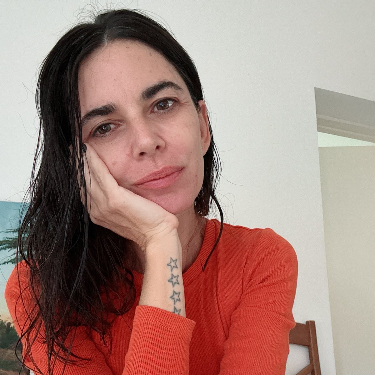 Te vas a dormir a las 6am y a las 9 ya estás bañada y con el desayuno listo. Hola vejez!