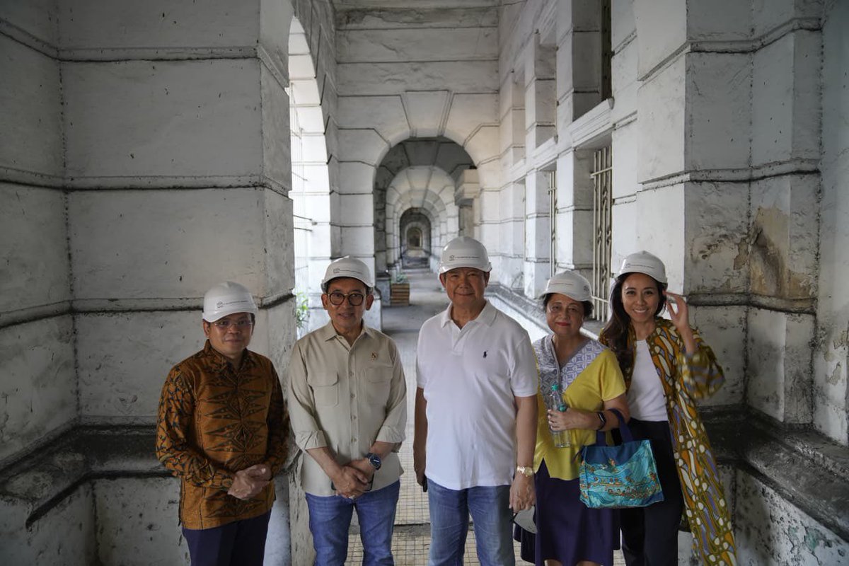 Meninjau bangunan The Chartered Bank of India, Australia dan China di Kawasan Kota Tua, Jakarta. Bangunan ini dibangun Tahun 1921 oleh arsitek Amsterdam Eduard Gerard Hendrik Hubert Cuypers.

Bangunan dengan luas lebih dari 2.000 meter persegi menampilkan gaya neoklasik dengan