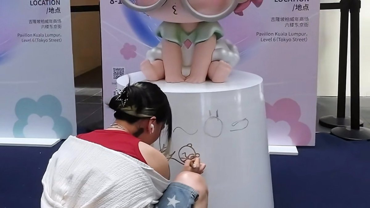 Vivinos and Qmeng signing the Mizi statue!