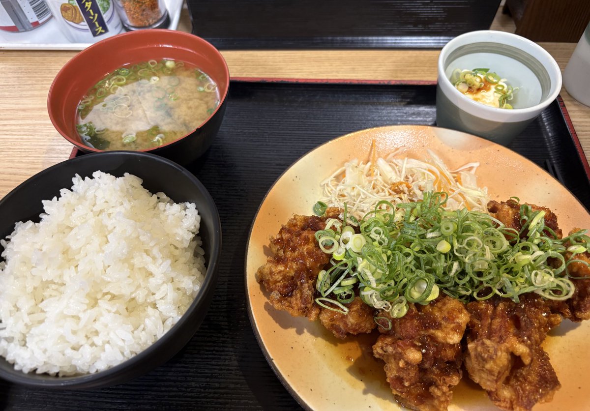 千日前の「ザめしや24」にて油淋鶏定食を

ザめしやって学食みたいな好きなおかずとって食べる形式だったよな、という記憶があったけどここはよくある定食スタイルだった